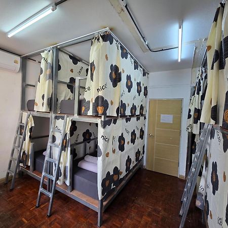 Panda Lodge Home Stay Bangkok Exteriör bild