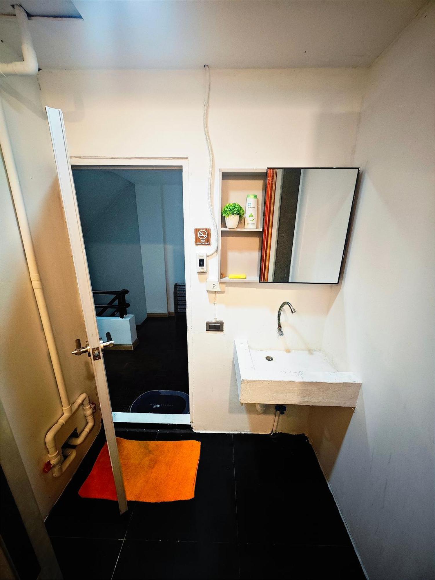Panda Lodge Home Stay Bangkok Exteriör bild